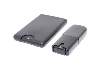 Seçici odaklı beyaz arkaplanda cep parfümü