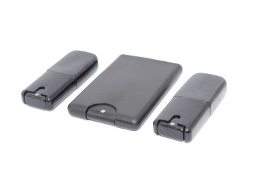 Seçici odaklı beyaz arkaplanda cep parfümü