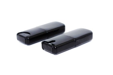 Seçici odaklı beyaz arkaplanda cep parfümü