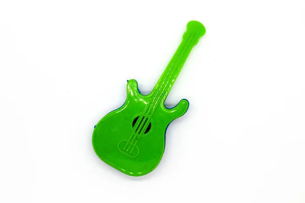 Seçici Odaklı Beyaz Arkaplanda Oyuncak Gitar — Stok fotoğraf