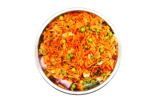 Sebze biryani tarifinin seçici odaklı bir resmi.