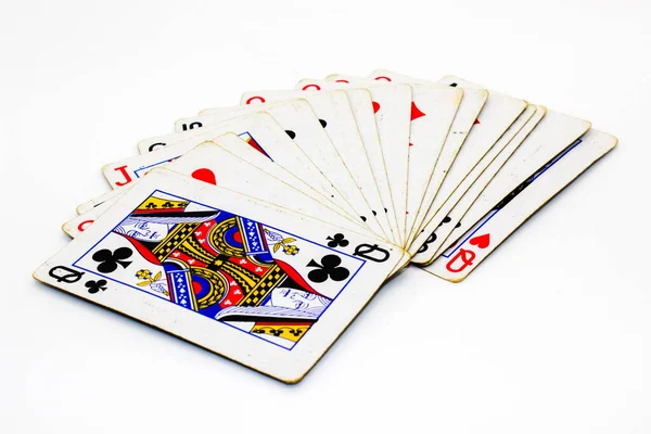 Seçici odaklı beyaz arkaplanda izole edilmiş kart oynatılıyor