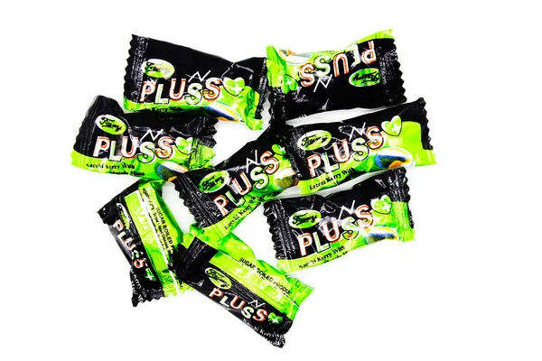 Noida, Utter Pardesh, Hindistan - 18 Ekim 2021, şeker, beyaz zemin üzerinde seçici bir odak noktası Noida 18 Ekim 2021 olan bir şeker resmi.