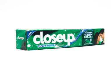 Noida, Utter pardesh, Hindistan - 17 Ekim 2021, diş macunu, diş macunu, diş macunu beyaz arka planda izole edilmiş ve Noida 17 Ekim 2021 'de seçici bir odak noktası var.