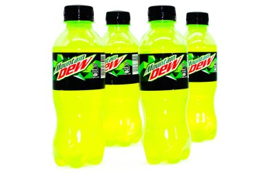 Noida, Utter pardesh, Hindistan - 17 Ekim 2021, Soğuk içecek, soğuk içecek şişeleri beyaz arka planda seçici odaklı Noida 17 Ekim 2021