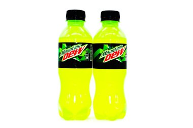 Noida, Utter pardesh, Hindistan - 17 Ekim 2021, Soğuk içecek, soğuk içecek şişeleri beyaz arka planda seçici odaklı Noida 17 Ekim 2021