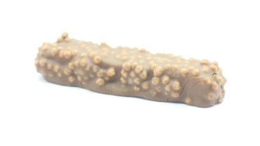 Beyaz arkaplanda seçici odaklı çikolata çubuğu