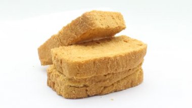 Beyaz arkaplanda seçici odaklı gevrek rusk