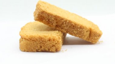 Beyaz arkaplanda seçici odaklı gevrek rusk