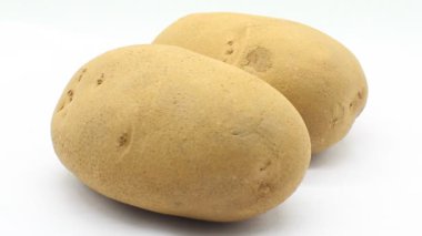 Beyaz arkaplanda seçici odaklı patates