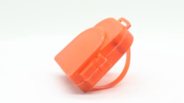 Seçici odaklı beyaz arkaplanda oyuncak çantası