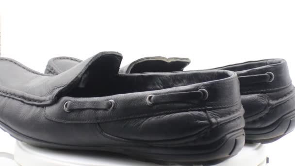 Zapato Negro Para Hombre Sobre Fondo Blanco Con Enfoque Selectivo — Vídeo de stock