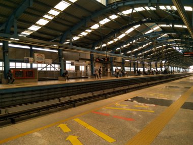 Noida, Utter pardesh, Hindistan - 3 Mayıs 2022, seçici odaklı bir metro istasyonu resmi