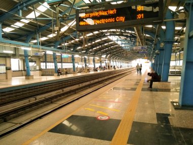 Noida, Utter pardesh, Hindistan - 3 Mayıs 2022, seçici odaklı bir metro istasyonu resmi