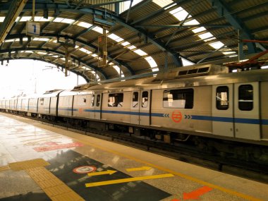 Noida, Utter pardesh, Hindistan - 19 Mayıs 2022, seçici odaklı metro treni resmi