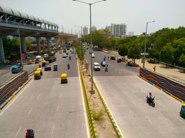 Noida, Utter pardesh, Hindistan - 27 Mayıs 2022, Otoyoldaki seçici odaklı bir trafik fotoğrafı