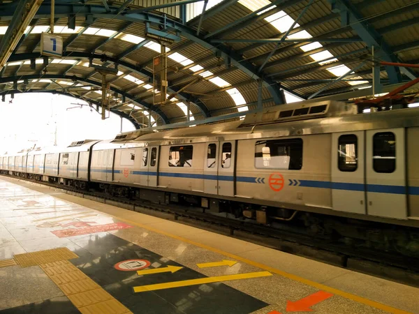 Noida Utter Pardesh Hindistan Mayıs 2022 Seçici Odaklı Metro Treni — Stok fotoğraf