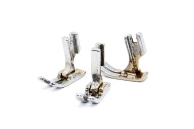 Seçici odaklı dikiş makinesi parçalarının resmi