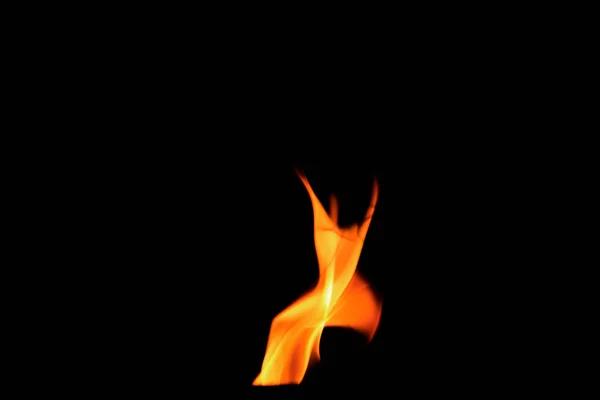 グラフィックデザインや壁紙の黒の背景に燃える炎を閉じます 赤と黄色 夜間の熱エネルギー点火燃料 調理に使われる抽象的な形の火 — ストック写真