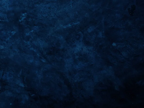 Grafik tasarımı veya duvar kağıdı için koyu sert beton duvar arka planı. Eski tarz, kirli, siyah ve mavi beton bir doku. Eski alçı zeminin gizemli ve korkunç bir yaşı var..