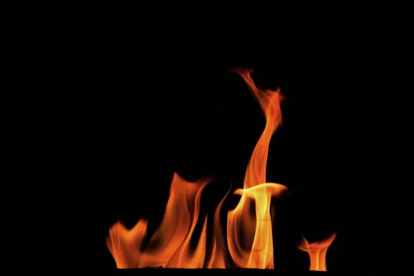 Nahaufnahme Brennender Flammen Auf Schwarzem Hintergrund Für Grafikdesign Oder Tapeten — Stockfoto