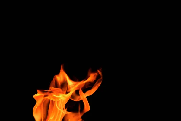 关闭燃烧的火焰在黑色背景为图形设计或壁纸 红色和黄色 夜间热能燃烧燃料 烹饪用的抽象形状的火 — 图库照片