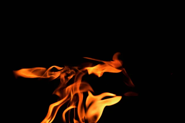 グラフィックデザインや壁紙の黒の背景に燃える炎を閉じます 赤と黄色 夜間の熱エネルギー点火燃料 調理に使われる抽象的な形の火 — ストック写真