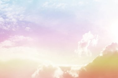 Güzel gökyüzü ve pastel tonlarda bulutlar. Grafik tasarımı veya duvar kağıdı için klasik tarzda yumuşak bir arkaplan. Romantik aşk kavramının renkli doğası.