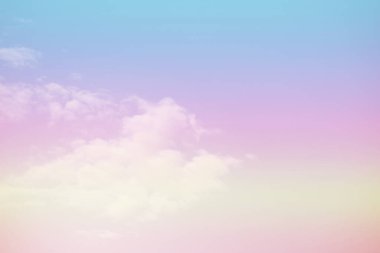 Güzel gökyüzü ve pastel tonlarda bulutlar. Grafik tasarımı veya duvar kağıdı için klasik tarzda yumuşak bir arkaplan. Romantik aşk kavramının renkli doğası.