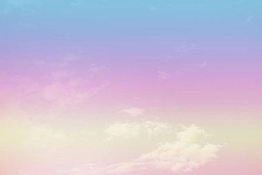 Güzel gökyüzü ve pastel tonlarda bulutlar. Grafik tasarımı veya duvar kağıdı için klasik tarzda yumuşak bir arkaplan. Romantik aşk kavramının renkli doğası.