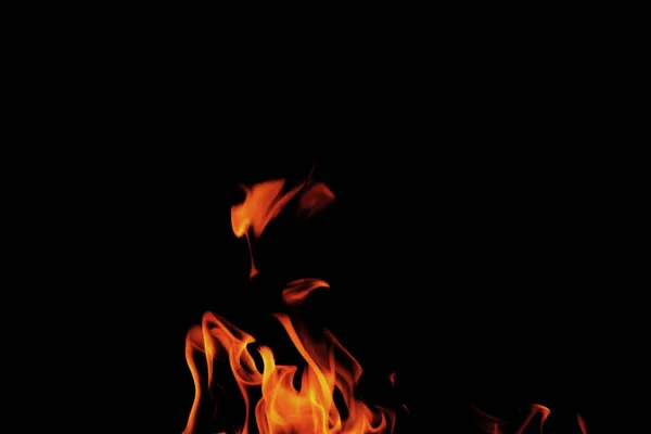 关闭燃烧的火焰在黑色背景为图形设计或壁纸 红色和黄色 夜间热能燃烧燃料 烹饪用的抽象形状的火 — 图库照片