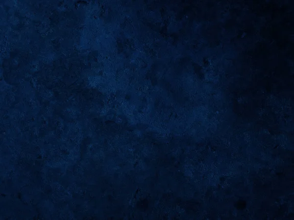 Grafik tasarımı veya duvar kağıdı için koyu sert beton duvar arka planı. Eski tarz, kirli, siyah ve mavi beton bir doku. Eski alçı zeminin gizemli ve korkunç bir yaşı var..