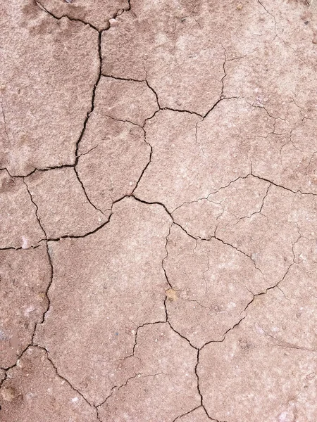 地面上有裂缝的顶部视图的背景或图形设计与干旱和死亡的概念 — 图库照片