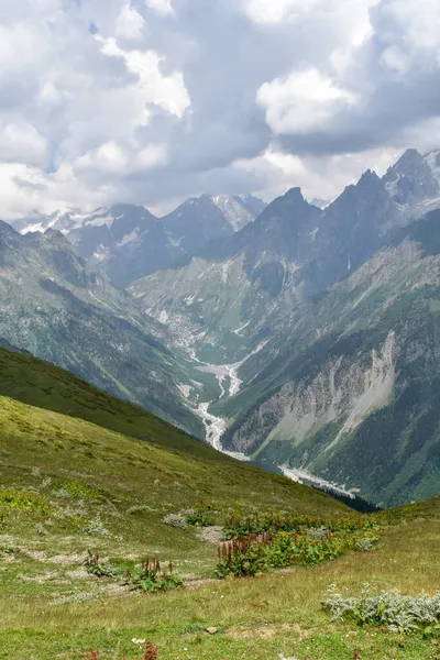 Nyári hegyvidéki táj Szvaneti régióban, Georgia, Ázsia. Snowcapapped hegyek a háttérben, Kaukázus hegység. Felhők felett. Grúzia úti célja — Stock Fotó