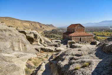 Gürcistan, Gori yakınlarındaki Uplistsikhe mağara kompleksi. Kayanın üzerinde üç katmanlı bazilika. Doğu Georgia 'da eski bir kaya oyma kasabası. Gürcistan Gourist simgesi.