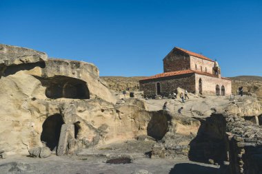 Uplistsikhe, Gori, Gürcistan - 23 Ekim 2021 Gori yakınlarındaki Uplistsikhe mağara kompleksi. Kayanın üzerinde üç katmanlı bazilika. Antik kaya yontulmuş kasaba. Gürcistan Gourist simgesi.