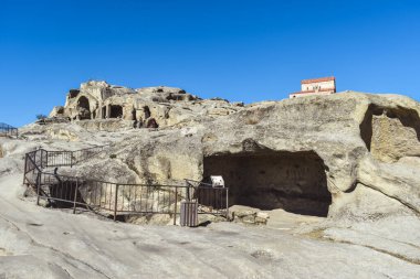 Uplistsikhe, Gori, Gürcistan - 23 Ekim 2021 Gori yakınlarındaki Uplistsikhe mağara kompleksi. Kayanın üzerinde üç katmanlı bazilika. Antik kaya yontulmuş kasaba. Gürcistan Gourist simgesi.