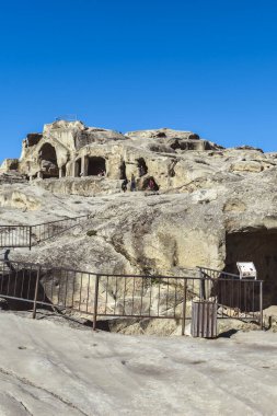 Uplistsikhe, Gori, Gürcistan - 23 Ekim 2021 Gori yakınlarındaki Uplistsikhe mağara kompleksi. Kayanın üzerinde üç katmanlı bazilika. Antik kaya yontulmuş kasaba. Gürcistan Gourist simgesi.