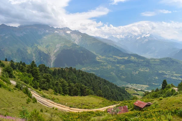 Nyári Hegyvidéki Táj Egy Túraútvonal Szvaneti Régióban Georgia Ázsia Snowcapapped — Stock Fotó