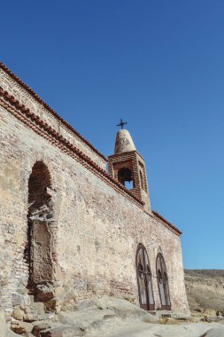 Gürcistan, Gori yakınlarındaki Uplistsikhe mağara kompleksi. Kayanın üzerinde üç katmanlı bazilika. Doğu Georgia 'da eski bir kaya oyma kasabası. Gürcistan Gourist simgesi