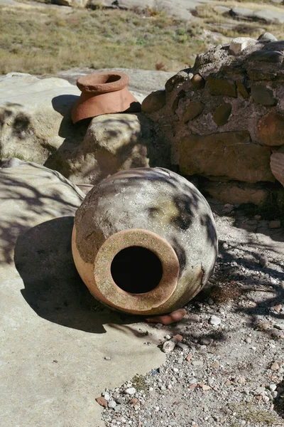 Ánforas de vino Kvevri o Qvevri, recipiente de barro para la fermentación, el almacenamiento y la crianza del vino en Georgia, Asia. Una pieza de kvevri fotografiada en Kakheti, región vinícola georgiana — Foto de Stock