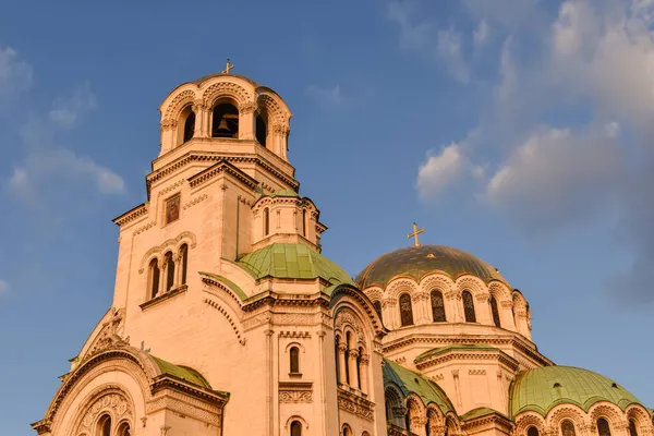 Alexander Nevsky katedralen Sofia, Bulgarien. Bulgarisk-ortodoxa katedralen i Bulgariens huvudstad. Byggd i nybysantinsk stil. Bild tagen i ett solnedgångsljus — Stockfoto