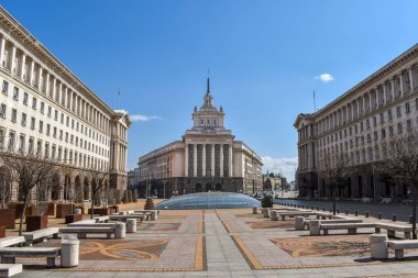 Sofya, Bulgaristan - 13 Mart 2020: Bulgaristan 'ın Bağımsızlık Meydanı' nda bulunan Ulusal Meclis Ofisi, Eski Bulgar Komünist Partisi Evi