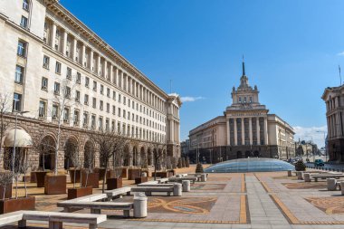 Sofya, Bulgaristan - 13 Mart 2020: Bulgaristan 'ın Bağımsızlık Meydanı' nda bulunan Ulusal Meclis Ofisi, Eski Bulgar Komünist Partisi Evi