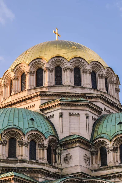 Alexander Nevsky katedralen Sofia, Bulgarien. Bulgarisk-ortodoxa katedralen i Bulgariens huvudstad. Byggd i nybysantinsk stil. Foto tagen i ett solnedgångsljus med träd runt — Stockfoto