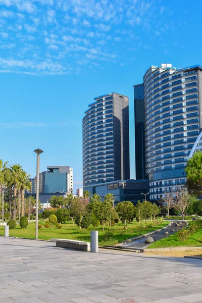 Batumi, Georgia 'daki Lech ve Maria Kaczynski Bulvarına park et.