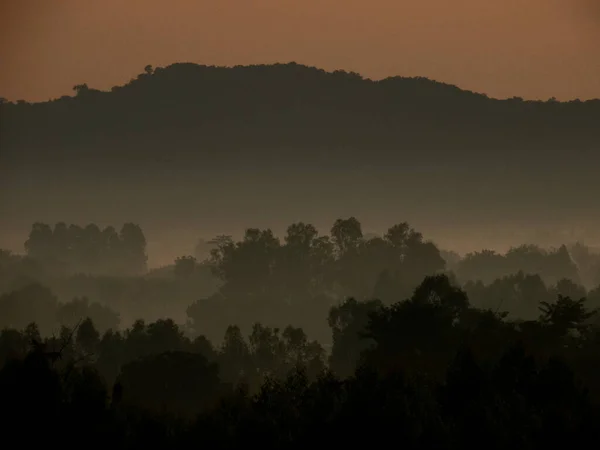霧の風景の上に驚くべき日の出 霧の森の上に昇る太陽と霧の朝の空の景色 — ストック写真