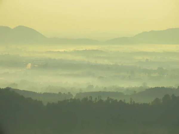 Καταπληκτική Ανατολή Του Ηλίου Πάνω Από Misty Τοπίο Γραφική Άποψη — Φωτογραφία Αρχείου