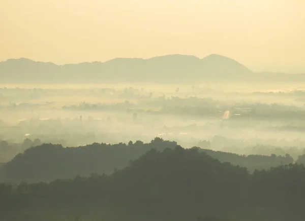 Καταπληκτική Ανατολή Του Ηλίου Πάνω Από Misty Τοπίο Γραφική Άποψη — Φωτογραφία Αρχείου