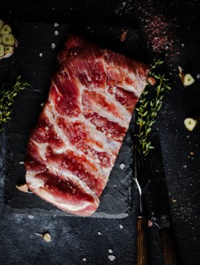 Deniz tuzu ve baharatlı domuz pirzolası.